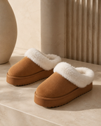 Botas de nieve planas de ante color castaño con ribete de felpa y suela gruesa