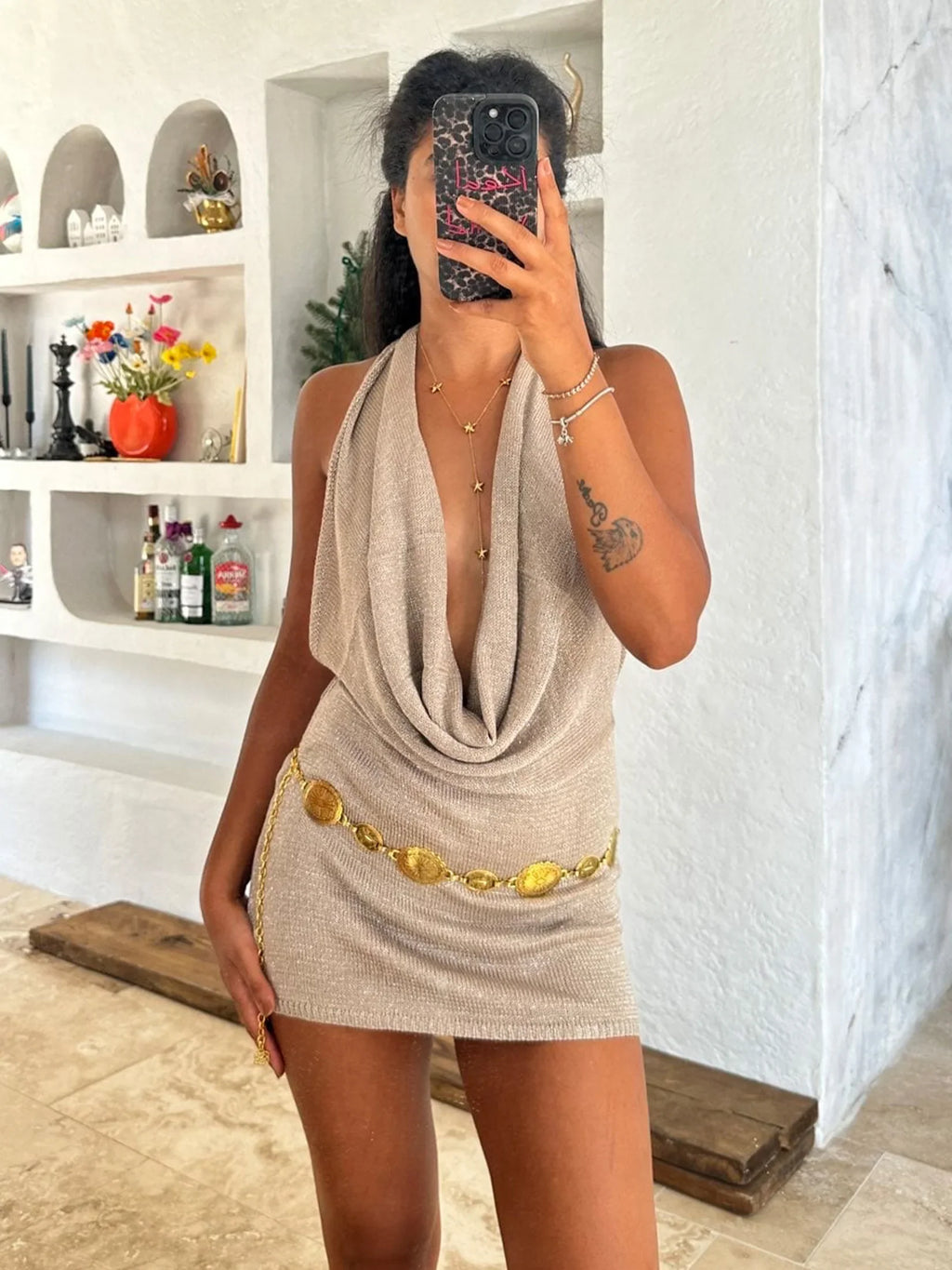 vestido elegante de mujer con escote en V